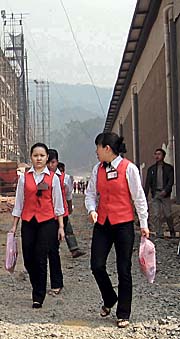 Chinese Employees in Boten by Asienreisender